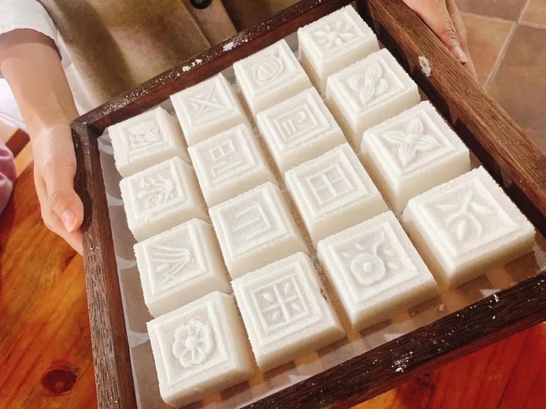 上午先是制作金山方糕和糖葫芦.