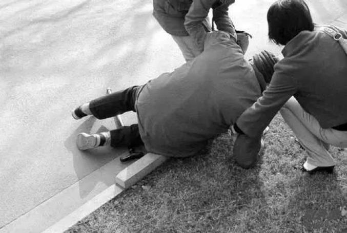 如果家里老人摔跤了我们该怎么做