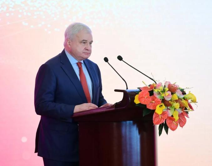 钱韦女士发表致辞,感谢各国驻华使馆,国际组织驻华机构及国内外爱心