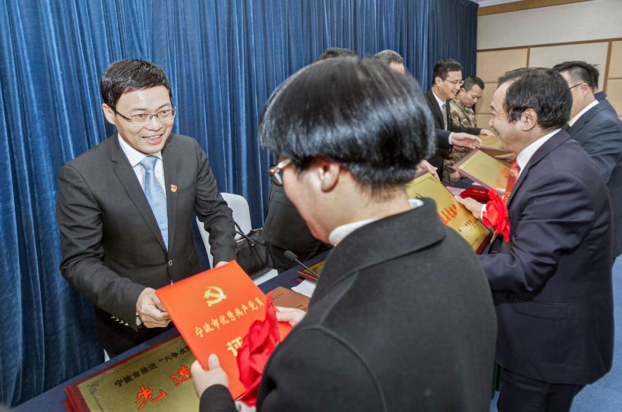 县领导潘银浩,包朝阳,罗来兴,俞骏,范焕平,奚海峰,陈善方,邬火龙等在