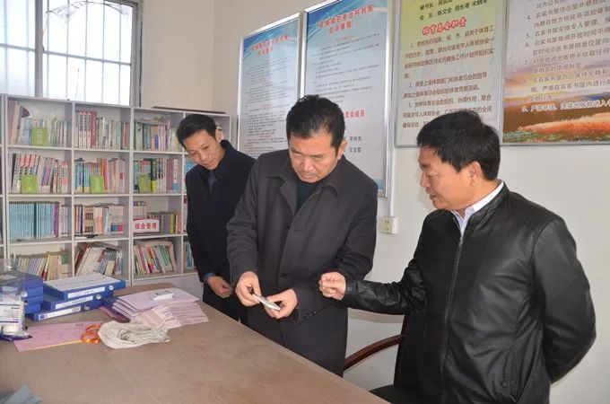 蒙阴法院党组书记院长潘秀峰到驻村工作队看望我院派出干部