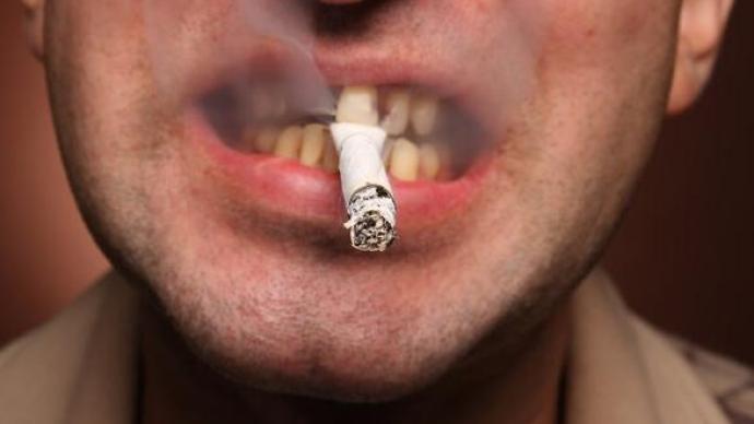 长期抽烟的人，最怕这3种症状