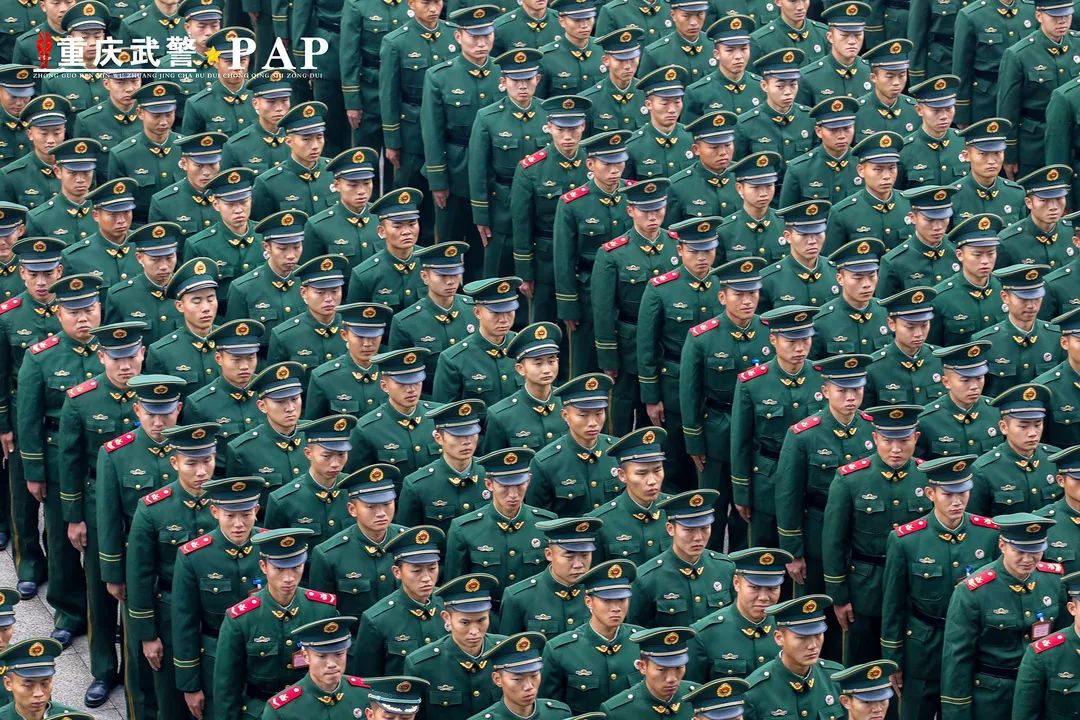 军旅成人礼重庆千余名武警新兵光荣授衔