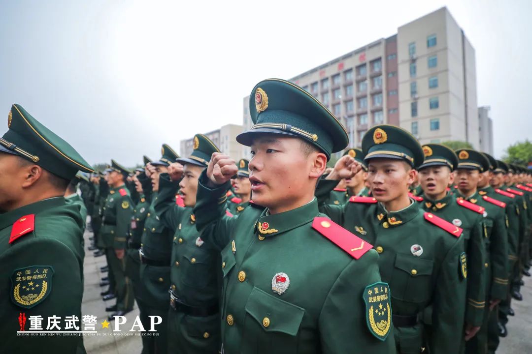 軍旅成人禮重慶千餘名武警新兵光榮授銜