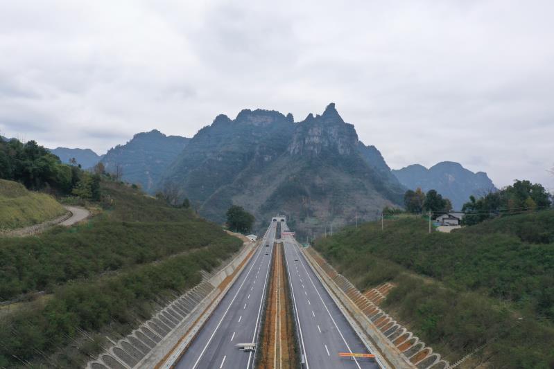 本月底石黔高速石柱龙潭至黔江册山段建成通车