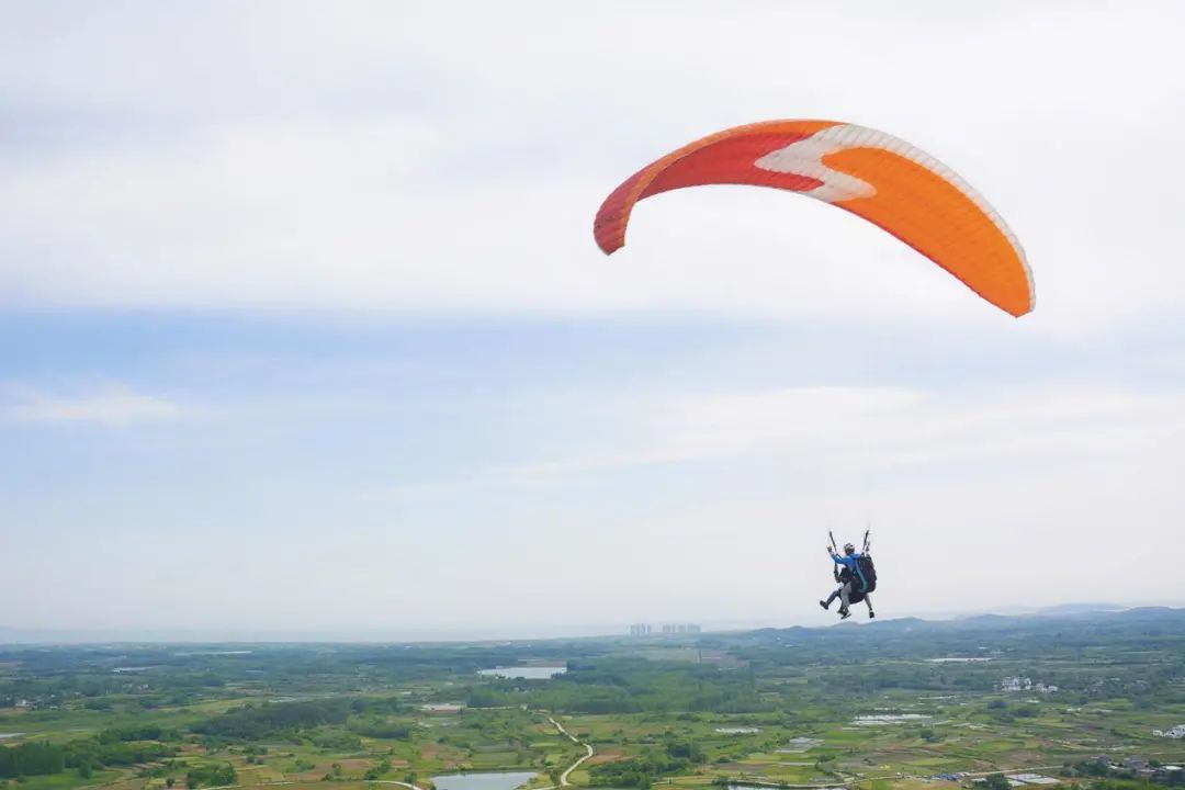 据老成都人回忆当年跳伞塔情景:刚开始学跳伞的运动员,要先把他们升至