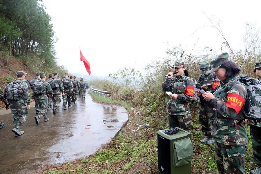 火箭軍某部野營拉練一路硝煙向戰場