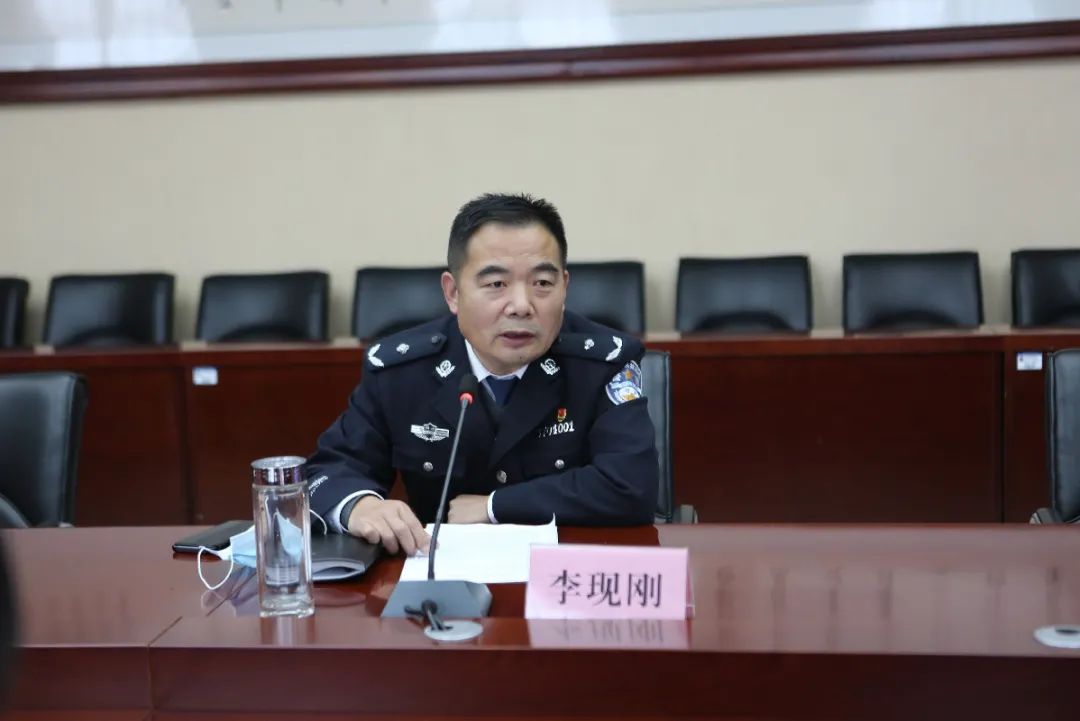 山东省淄博监狱党委书记,监狱长李现刚同志介绍了监狱的历史发展情况