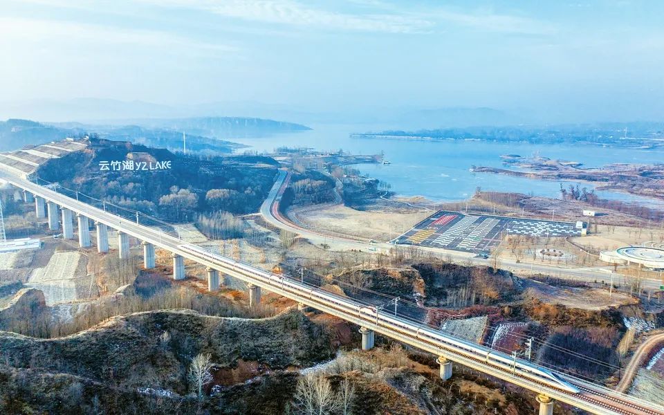 【坐着高铁看太行】高铁而今穿太行