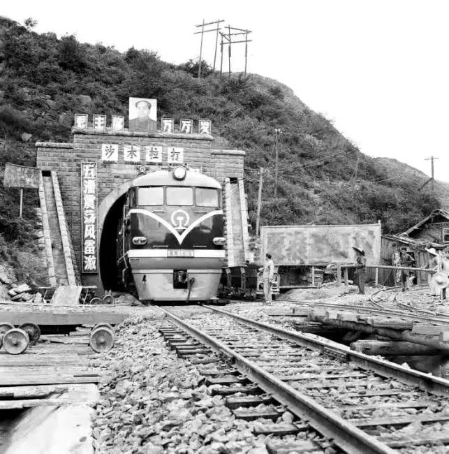 人民日报头版头条点赞这条英雄铁路