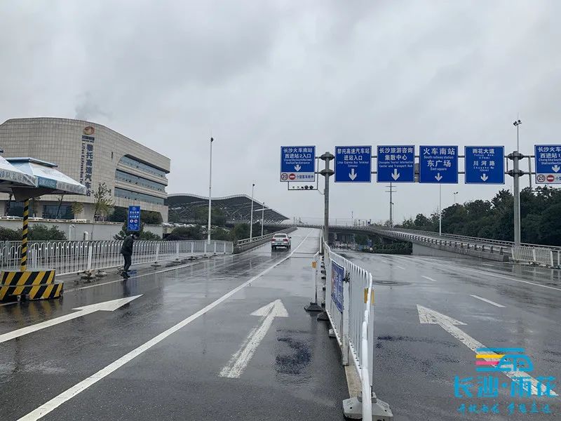 冰冻列车_冰雪天气火车停运吗_长沙南站用冰块降温？车站回应