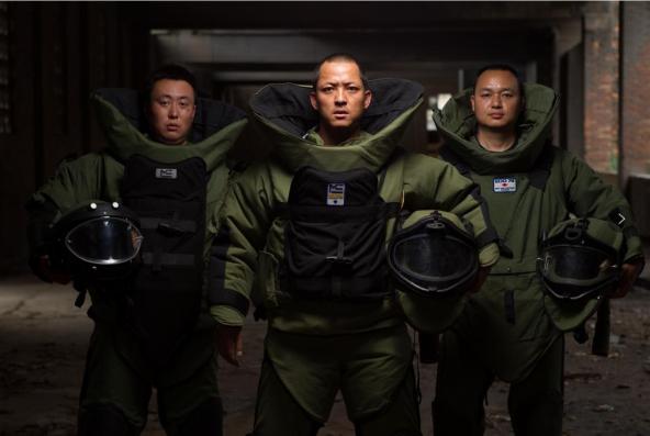 所有人上千次行走在生死边缘的昆明排爆专家贺丽远值得您的票选