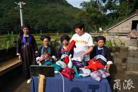 联名款手作直播间……" 8月的最后一天,一场东西部扶贫协作爱心直播