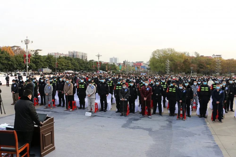 12月14日上午,河南省西峡县人民法院对陈某鹏,段某朋,黄某等42名被告