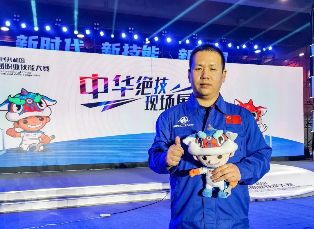 中华十大绝技中国航天科工大国工匠常晓飞数控微雕摘桂