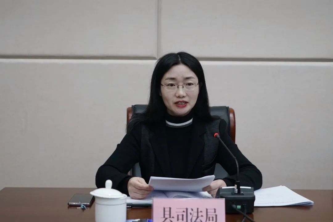 县司法局局长施敏丽,通报法治政府建设情况及下一步工作打算.