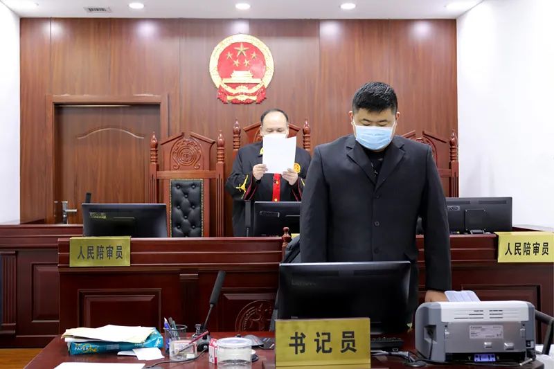 维护司法权威丨在法庭上竟敢当众辱骂法官罚款10000元