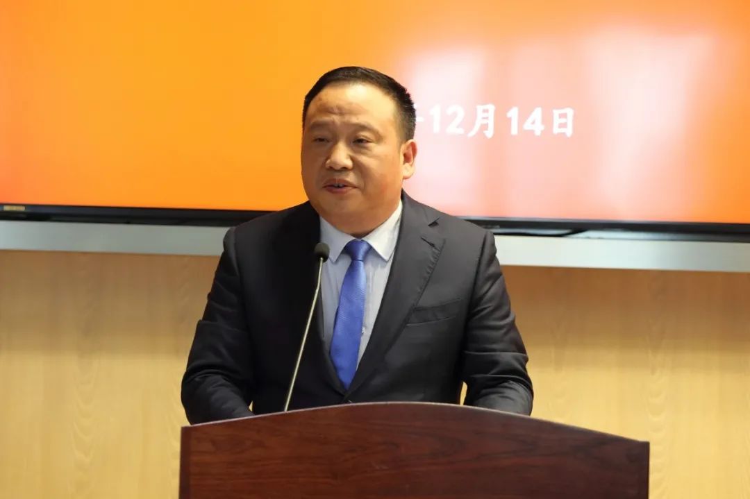 理想实业发展(集团)有限公司总裁喻建华作为优秀企业家代表作交流发言