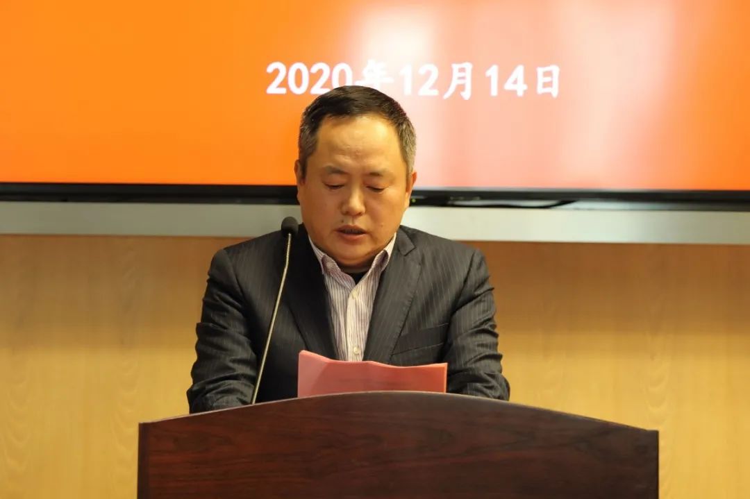 理想实业发展(集团)有限公司总裁喻建华作为优秀企业家代表作交流发言