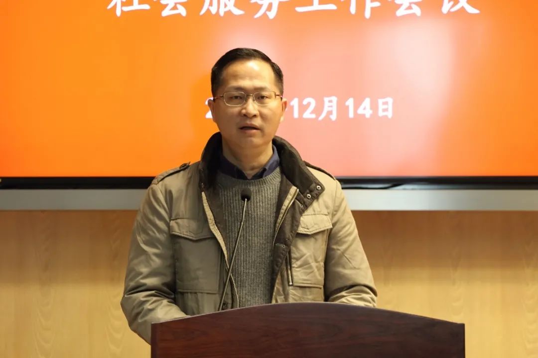 理想实业发展(集团)有限公司总裁喻建华作为优秀企业家代表作交流发言