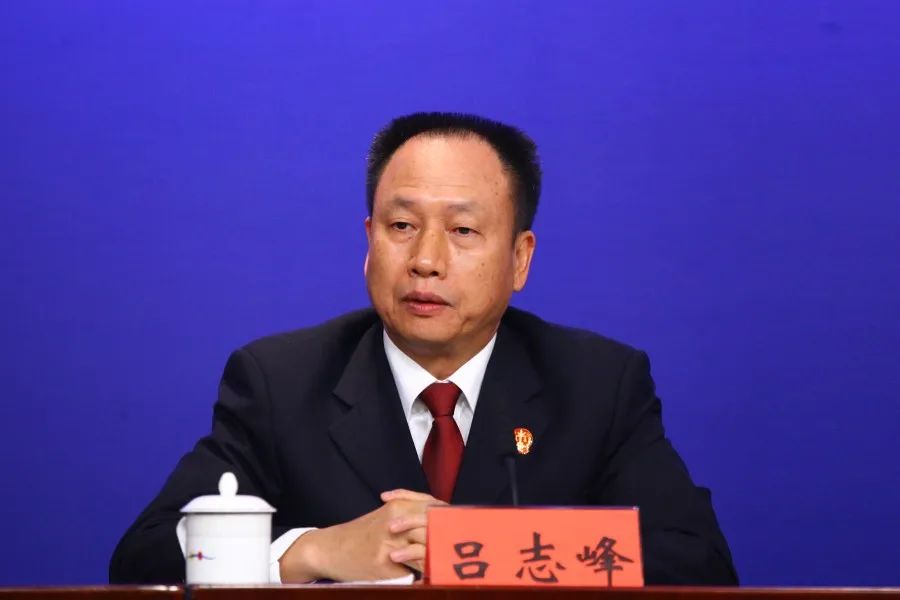 吕志峰介绍了深圳法院在"案件清结""黑财清底"方面的主要措施和成效.