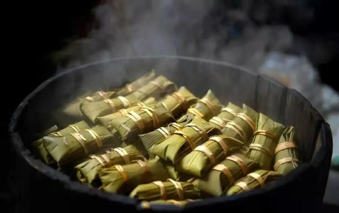 甜而不腻的黄水粑 图源/石阡献 石阡皮蛋石阡皮蛋又名松花皮蛋,其蛋白