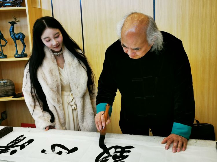 盛世东盟江山如画吴进良吴子宁国画展在南宁举行