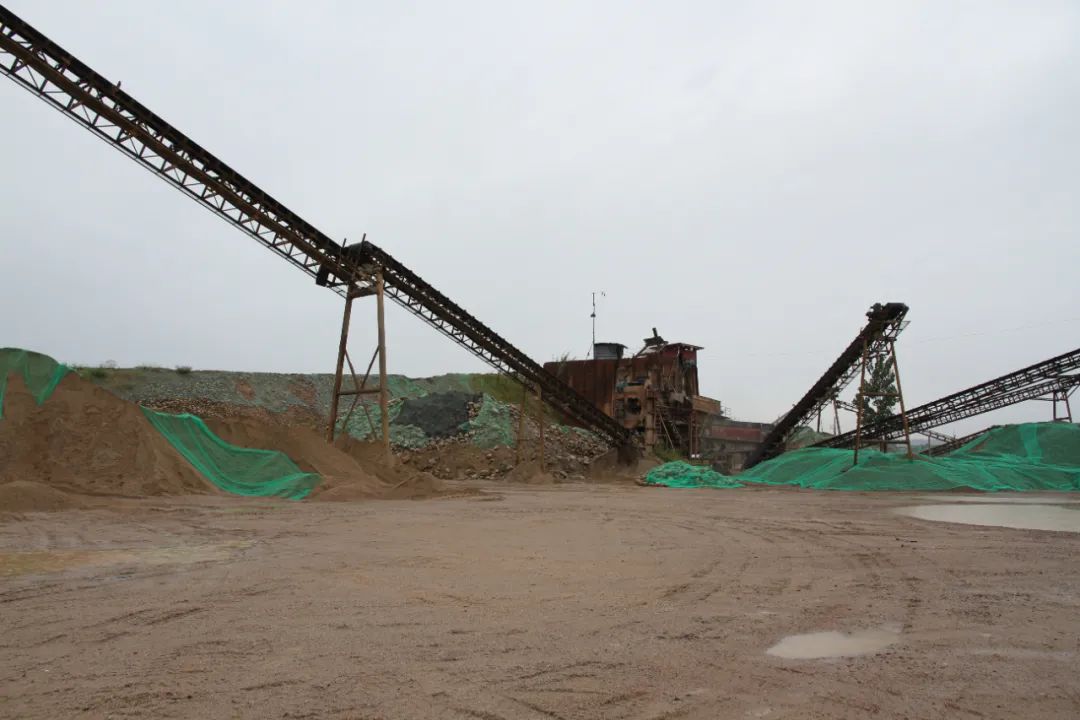 在洪水泛滥的砂石地盖上一米厚的土后奇迹出现了