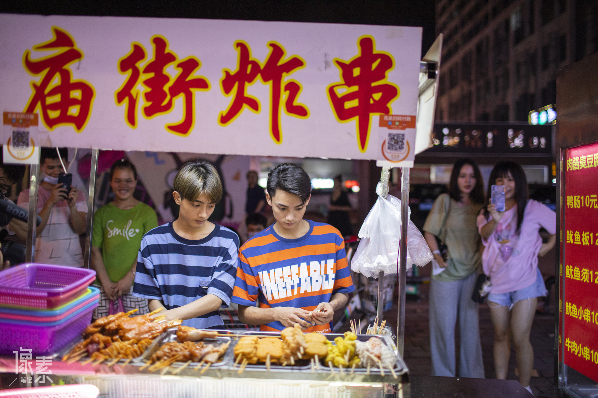 00后炸串摊主因帅气走红粉丝多了几十万生意没起色