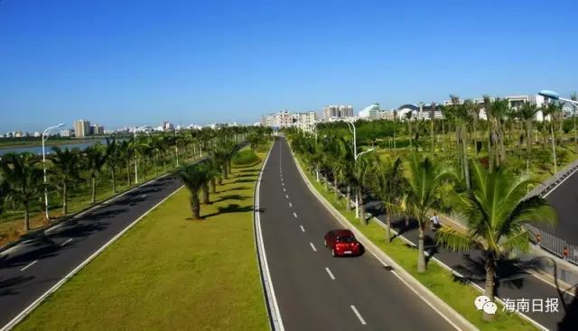 碧海大道碧海大道东起南渡江入海口,西至美丽沙,一边是琼州海峡的白沙