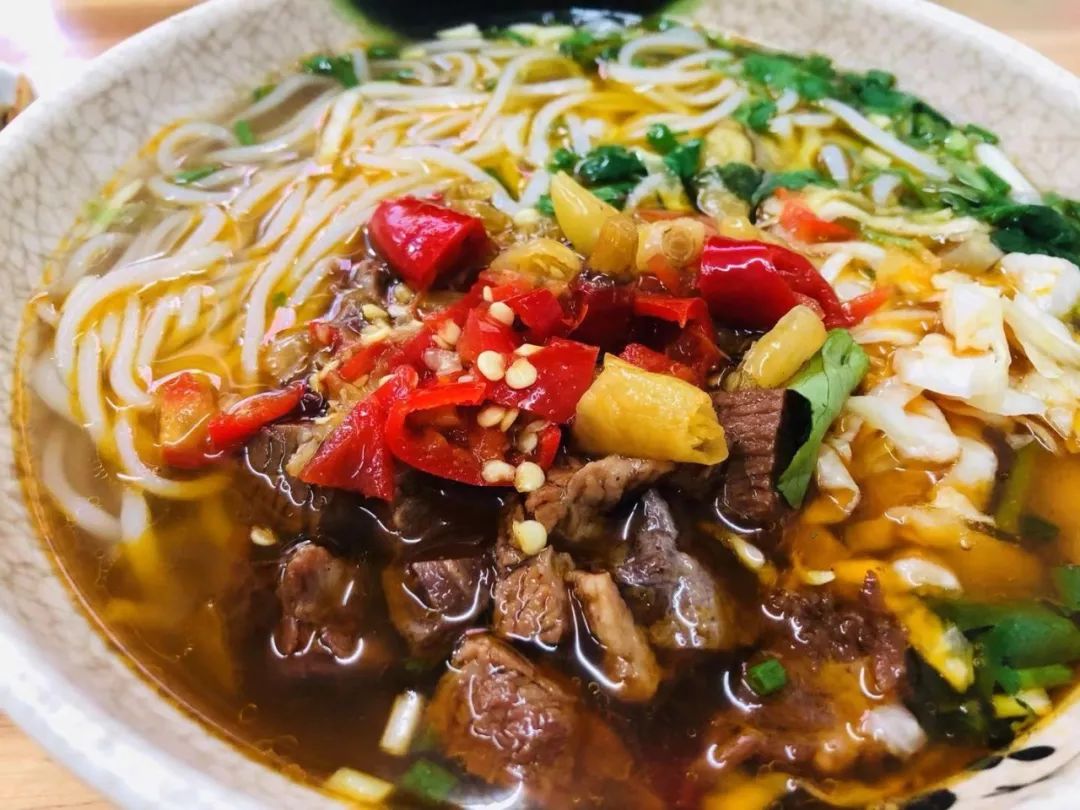 贵阳的牛肉粉味一般有清汤,黄焖,泡椒等味道,清汤配