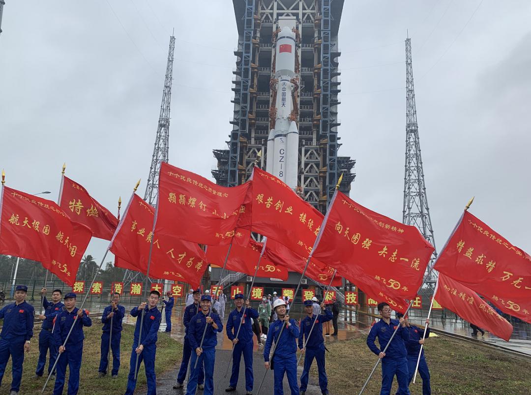 期待长征八号遥一火箭垂直转运至发射区