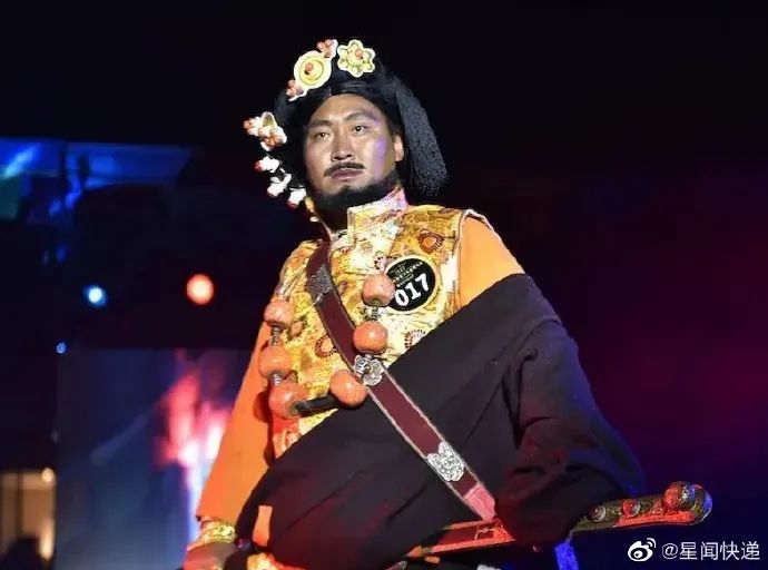 一些网友甚至翻出当地的比美大赛,试图"证明"他不符合康巴汉子的审美