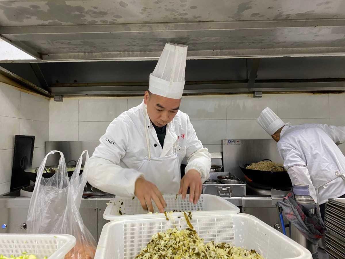 两次跳入冰冷河水救起轻生男子这位食堂大叔好样的