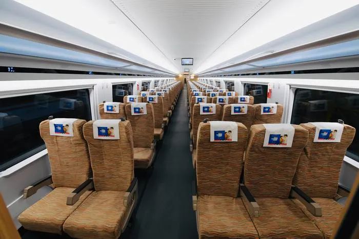 15小时变3个半小时银西高铁蓝暖男亮相