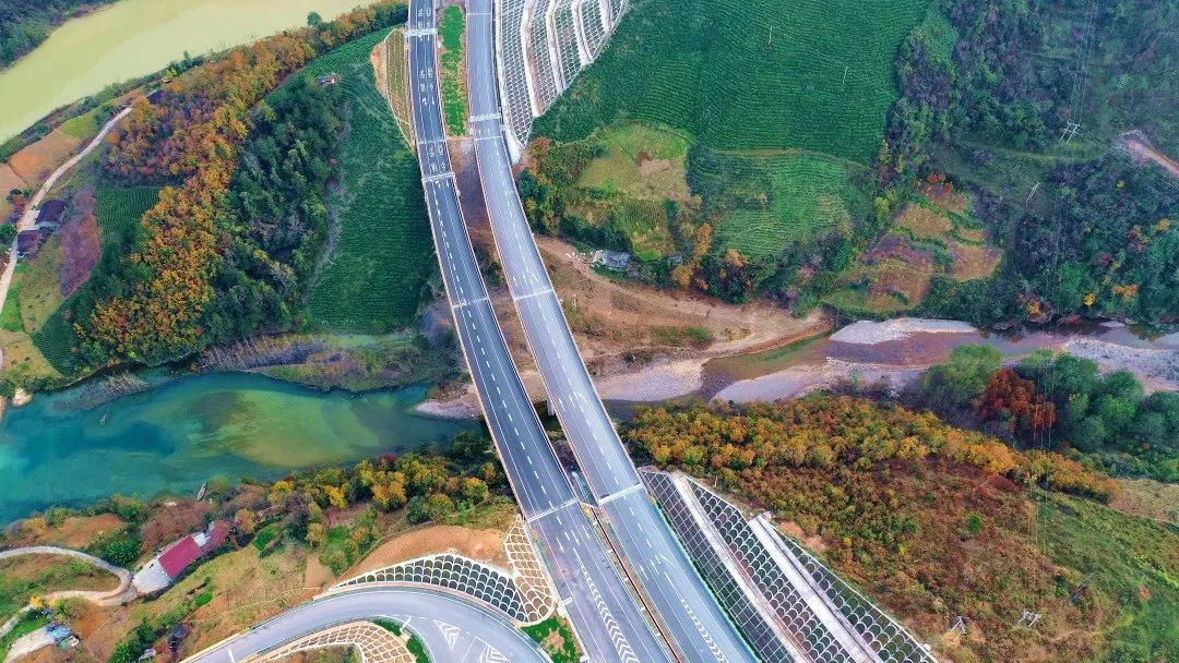 刚刚也就是2020年12月16日正午时分西乡至镇巴高速公路正式通车运营