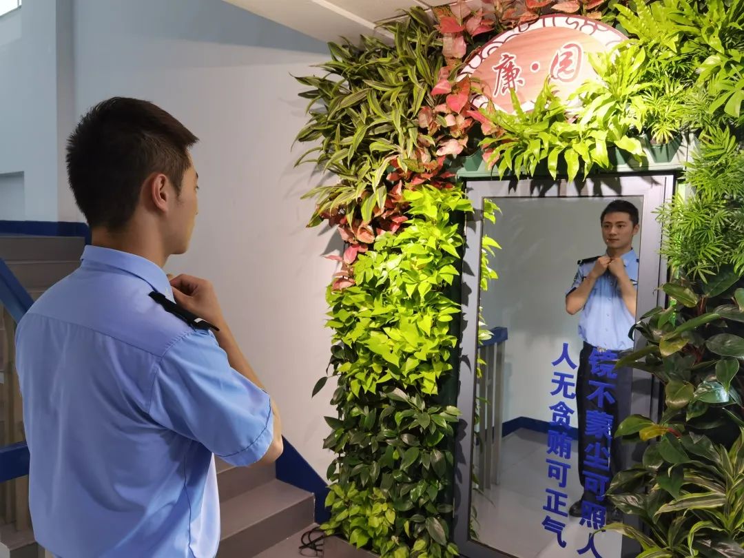 青年民警在警容镜前正衣冠,在廉园中开展青年讨论活动.