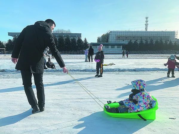 抽冰尜拉爬犁坐雪圈兴安人这样过雪瘾67