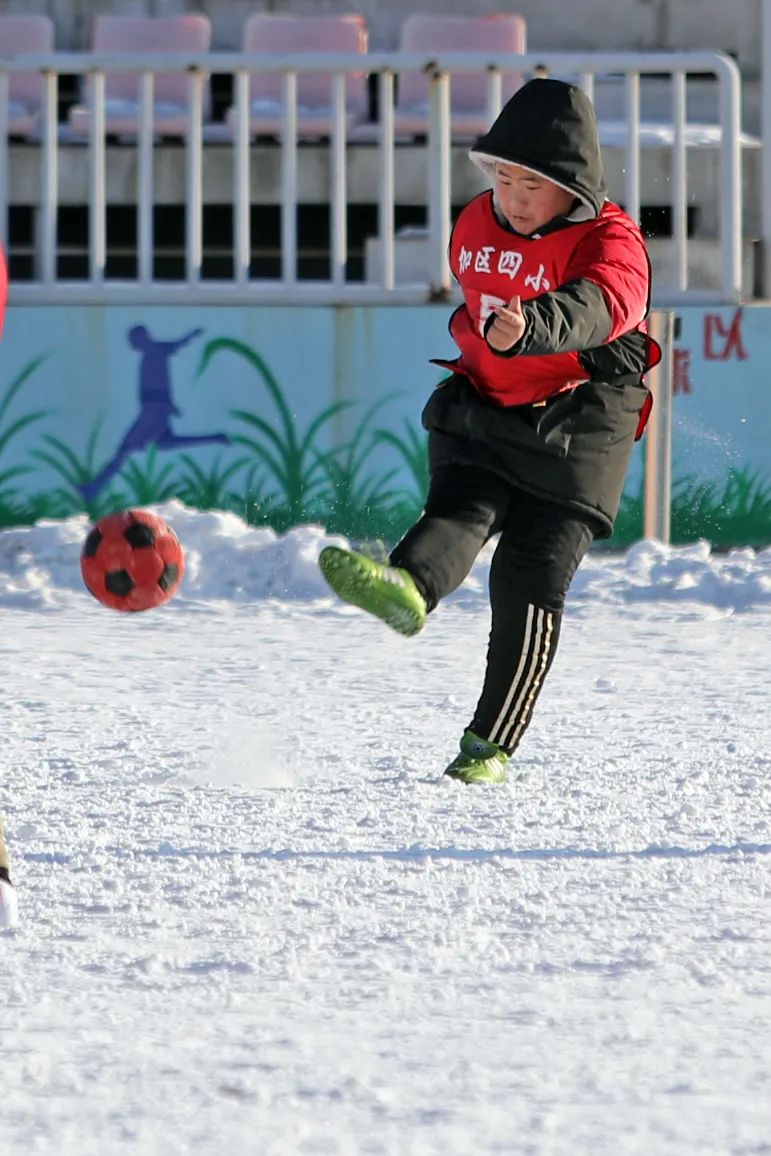 图说雪地足球赛让这个冬天嗨起来