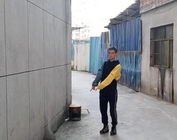 411克,一星期后,在贵定县城某公园门口抓获犯罪嫌疑人朱某及正在跟其