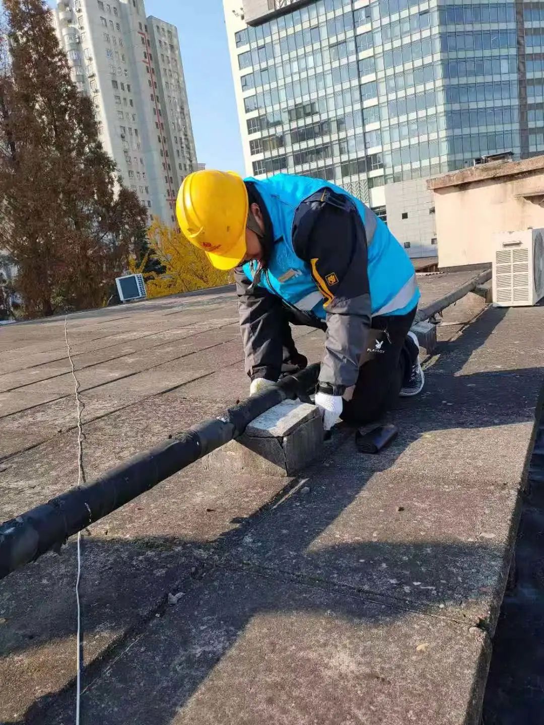 气温渐低,本市物业企业为房屋外露水管"穿衣"保暖