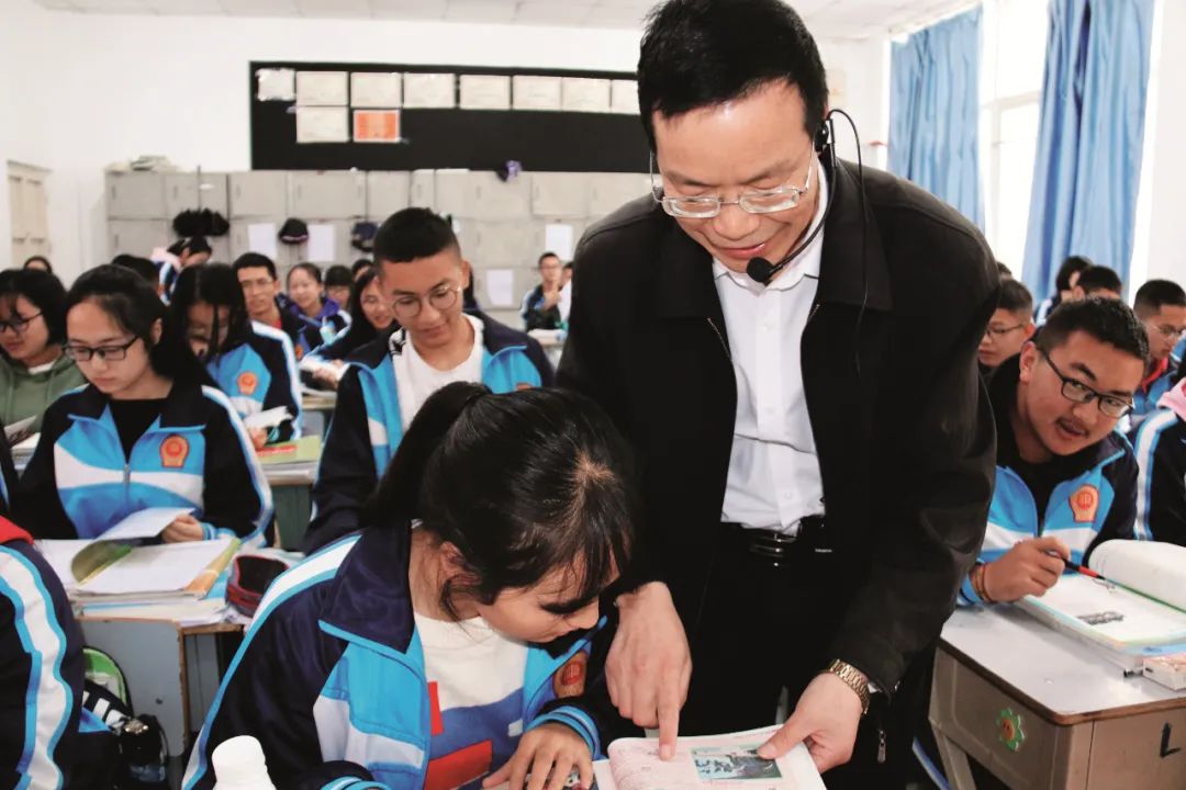 2004 年,康定中学的程远友老师接手远程直播教学工作,当了"网课班"