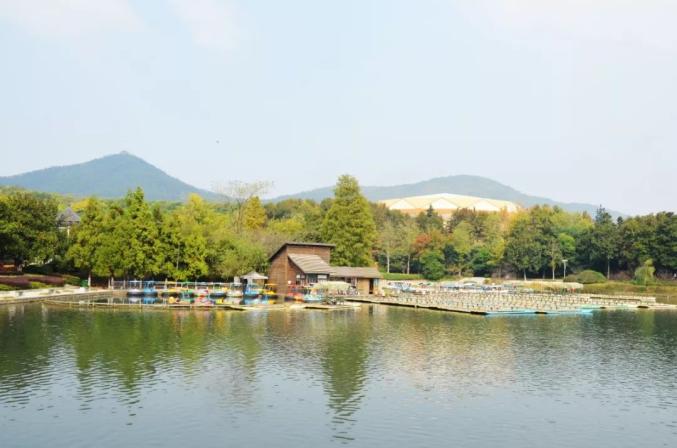 此时,若放排镜山湖竹篙轻点,漂荡在如镜的湖中别有一番诗意站在定山