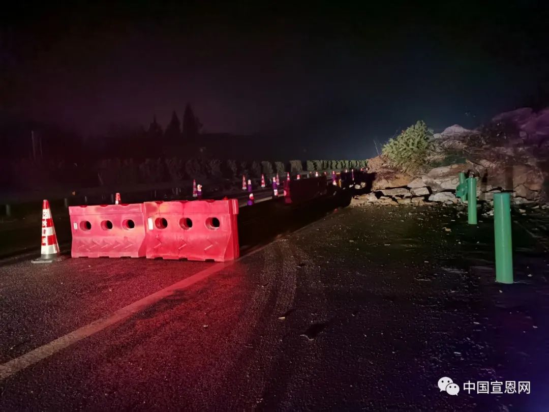 昨晚,恩来高速k420处山体滑坡,两车受损,无人员伤亡