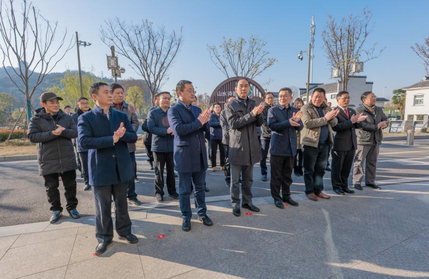 雨山区人大主任胡定保,江东控股集团党委书记,董事长张道祥等出席仪式