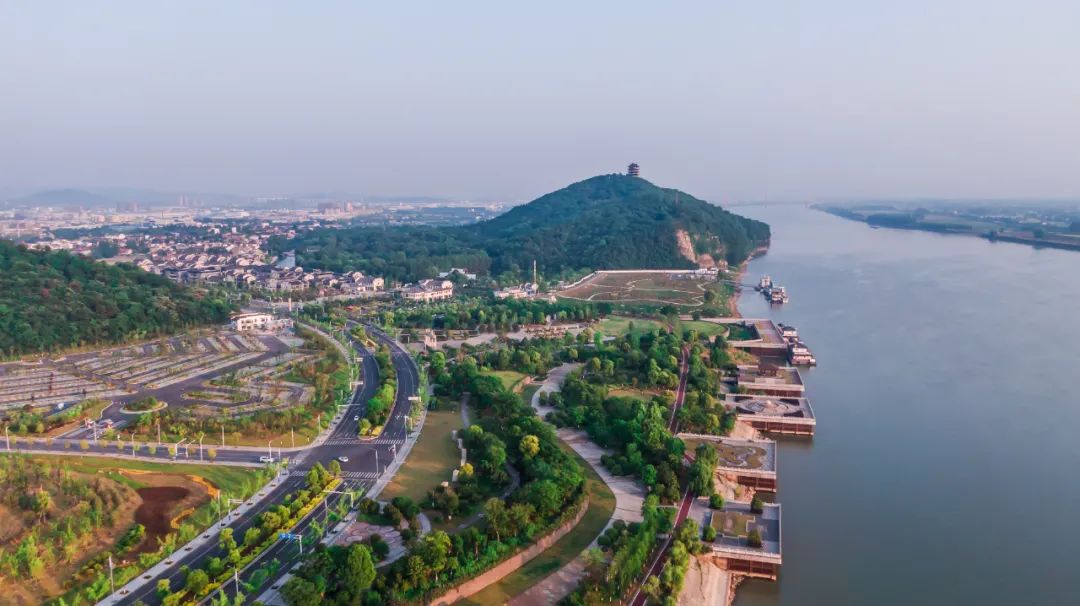 采石矶绝壁临江,水湍石奇,风景瑰丽,与岳阳城陵矶,南京燕子矶并称为"