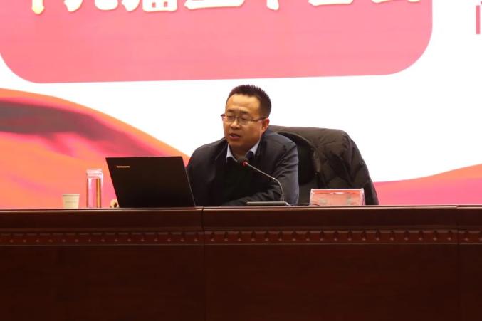 局副局长白晨作宣讲报告,新区法院党组成员,副院长张宏娟主持宣讲会