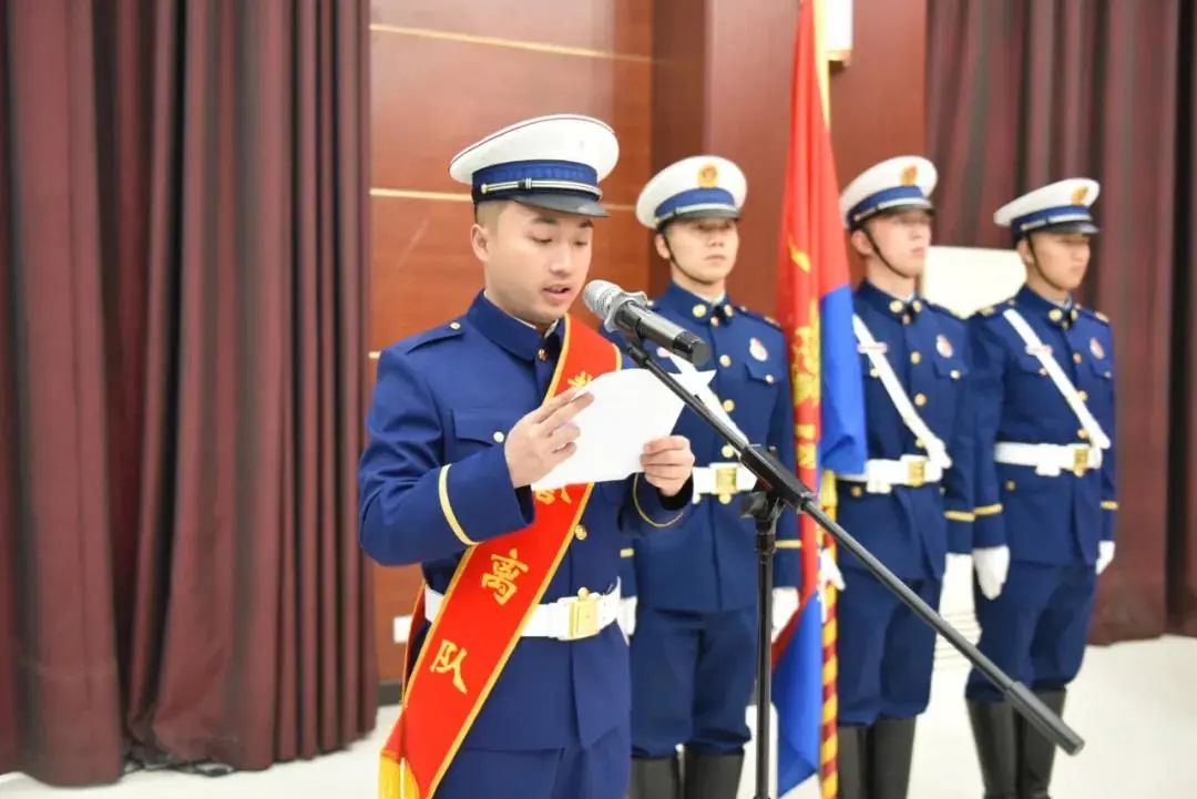 肩章佩戴大红花肩披绶带画上一个圆满的句号为消防生涯向中国消防救援