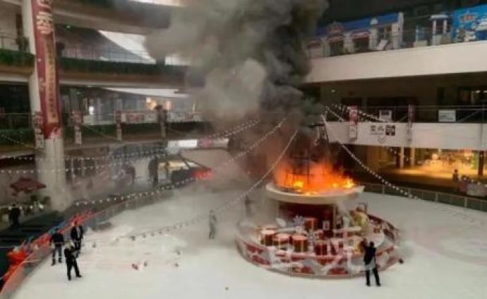 熊熊烈焰，上海一商场圣诞树火了，怎么回事？