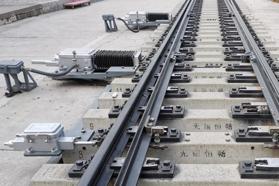 主要用于检查尖轨和心轨的密贴状态,也可用于道岔挤岔时切断表示,现在